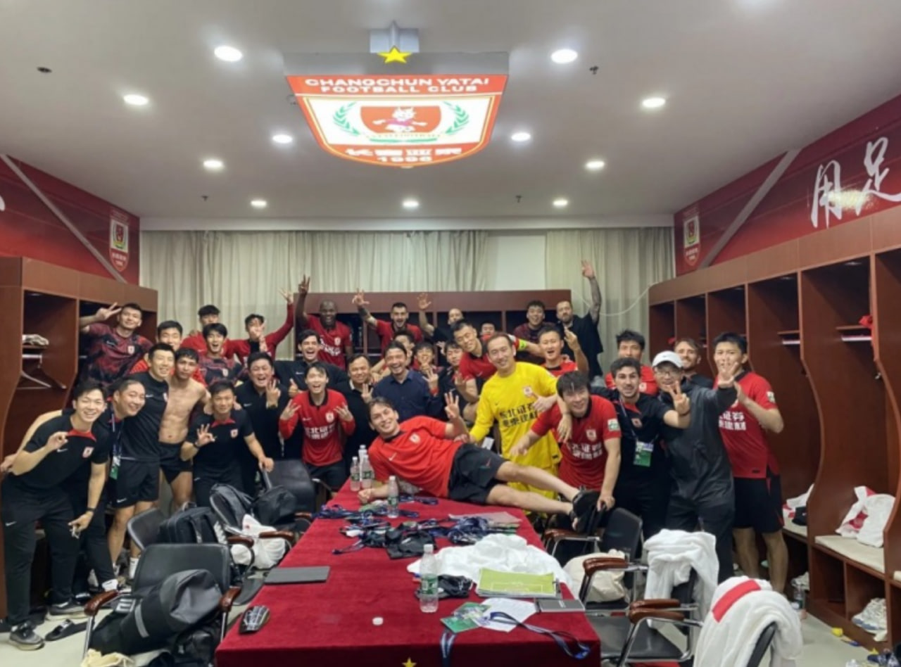 关键战胜利：迪力依米提和亚泰全队庆祝合影